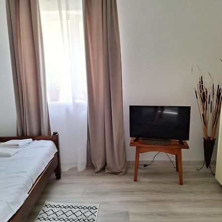 Miha'S Apartament Sulina Bagian luar foto