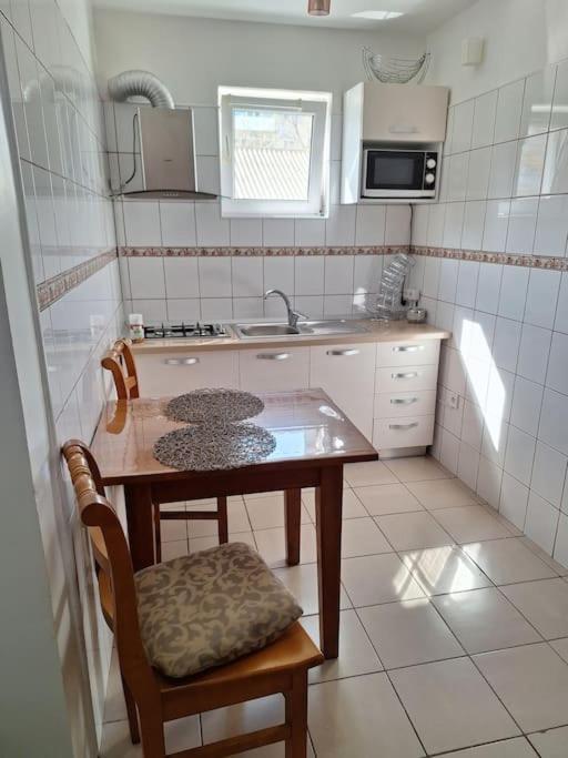Miha'S Apartament Sulina Bagian luar foto