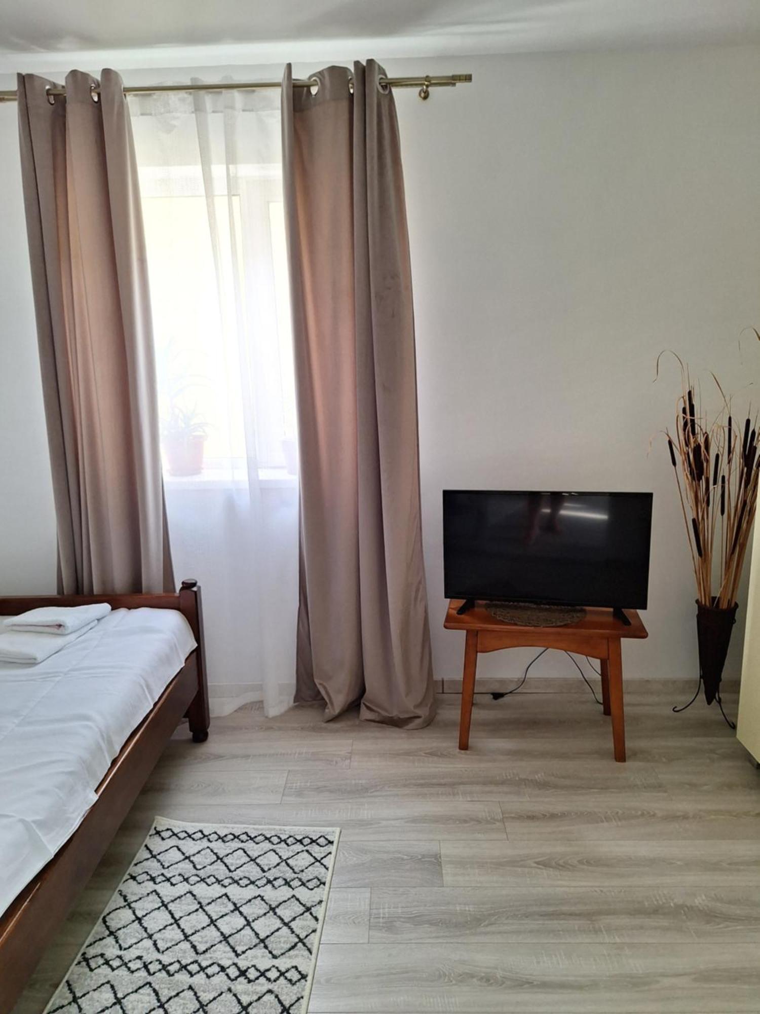 Miha'S Apartament Sulina Bagian luar foto